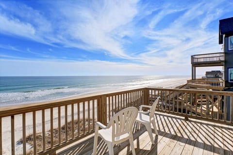 Upper Level Oceanfront Deck (3)