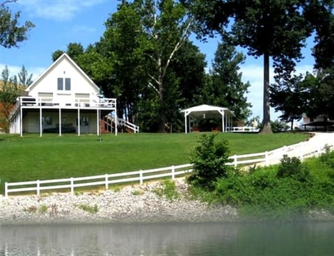 Comfort Chalet | Individually decorated, individually furnished, iron/ironing board