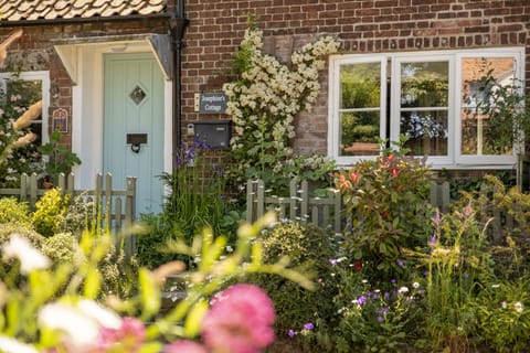 Josephine's Cottage, Great Walsingham: Front view of this pretty cottage