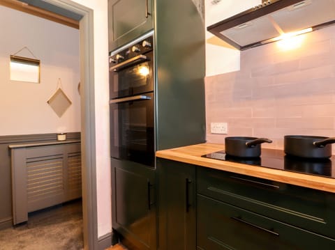 Dishwasher, electric kettle, toaster, cookware/dishes/utensils