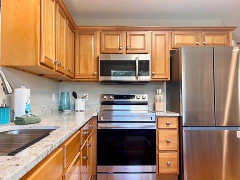 Well-equipped modern kitchen for meals after beach days, tournaments or concerts