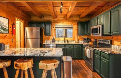 Spacious and fully stocked: A dream kitchen for culinary enthusiasts!