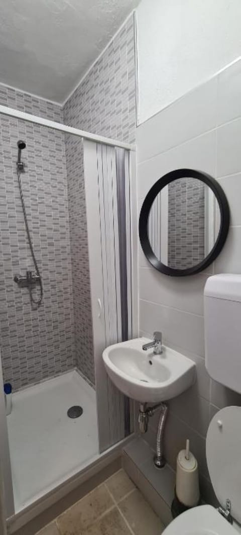 Standard Double Room | Bathroom | Shower, hair dryer, towels