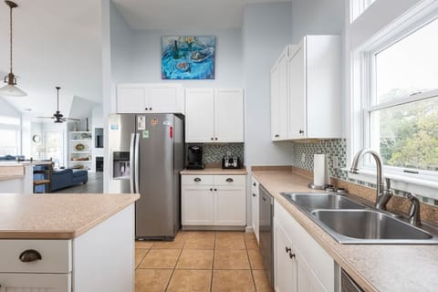 Gorgeous Fully Stocked Kitchen