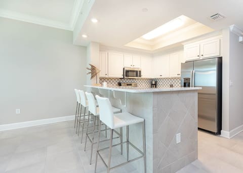 Sip your morning coffee at the breakfast bar and get ready for a beach day in this stylish space