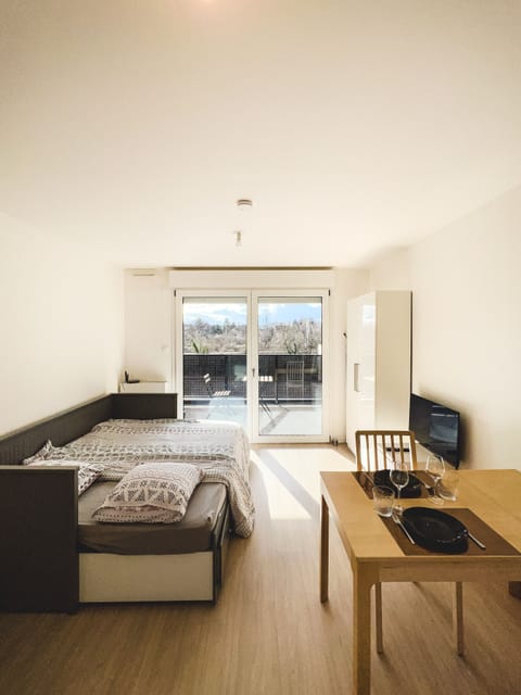 Living room with unfolded canal for 2 people 3