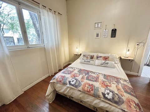 Habitación principal, sommier de dos plazas y media.