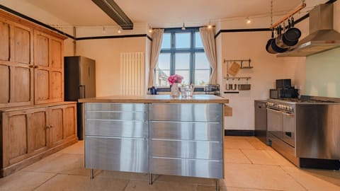 Kitchen, Canons Court Lodge, Bolthole Retreats