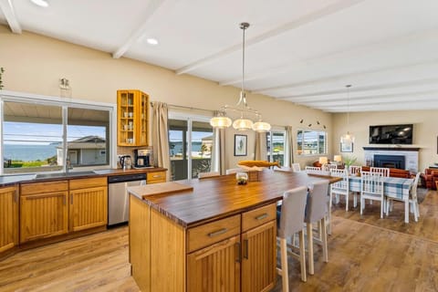 large open floor plan-corporate retreat, family or evening with friends