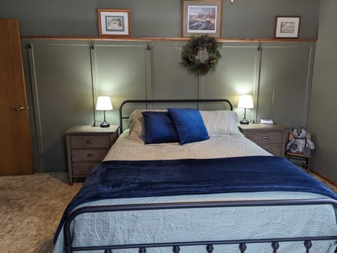 queen size bed in the Green Spindle Hideaway bedroom