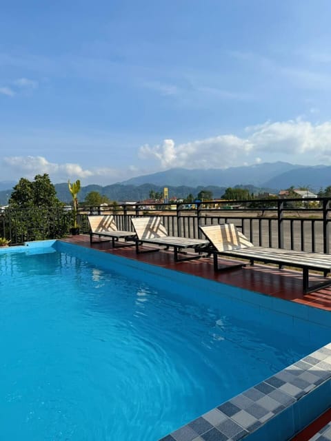 Swim-up bar