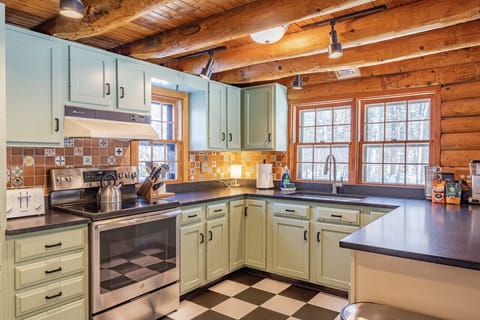 Fully equipped kitchen with island