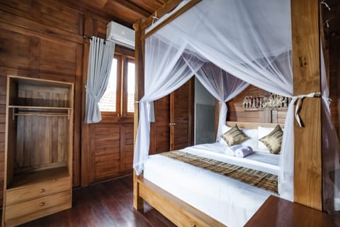 Family Room | Desk, free WiFi