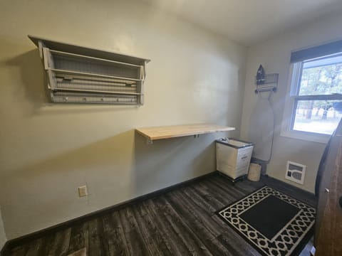 Laundry room: Folding table and expandable drying rack