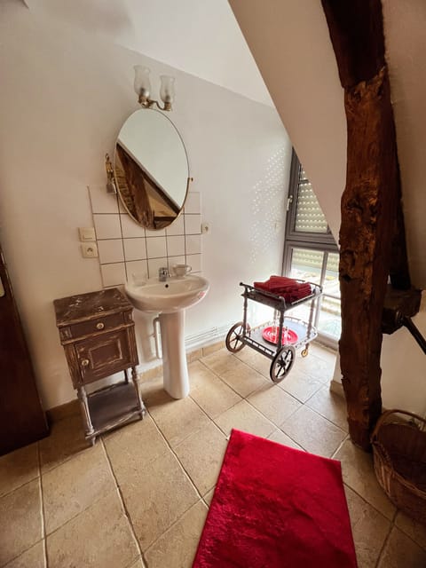 Superior Room | Bathroom | Shower, free toiletries, towels