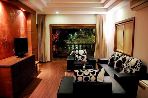 Honeymoon Suite | Living area