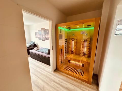 Private Sauna direkt in der Wohnung – mit angrenzendem Schlafzimmer - im Flur