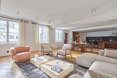 Salon canapé, fauteuils et TV et espace repas