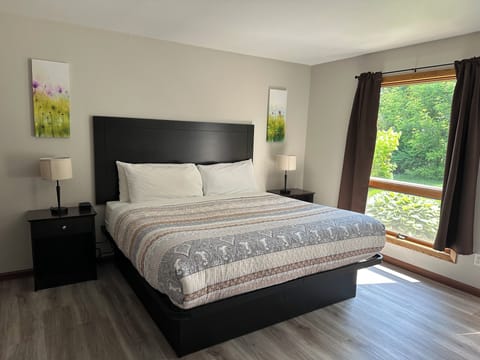 1 King (Ground Floor) | Individually decorated, individually furnished, blackout drapes