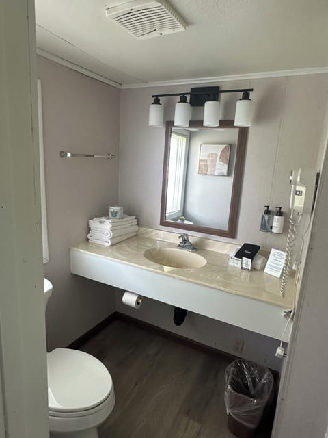 1 Queen (Ground Floor) | Bathroom | Free toiletries, hair dryer, towels, soap