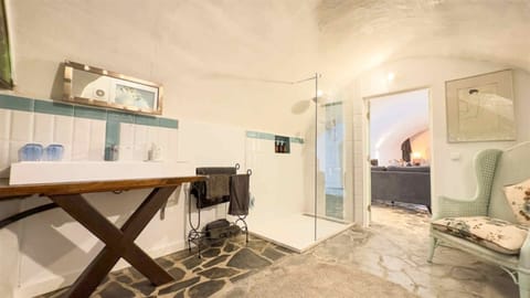 Luxury Suite | Bathroom | Hair dryer, towels, soap, shampoo