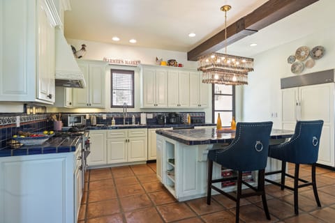 Fully equipped kitchen.