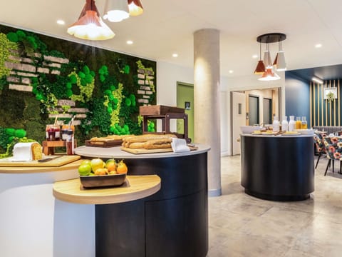 Free daily continental breakfast