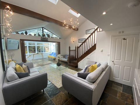 Deluxe Cottage | Iron/ironing board, free WiFi, bed sheets