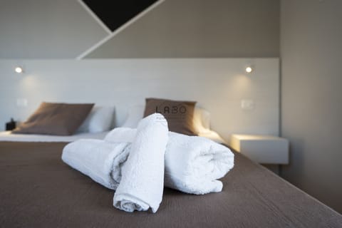 Classic Triple Room | Desk, laptop workspace, free WiFi, bed sheets