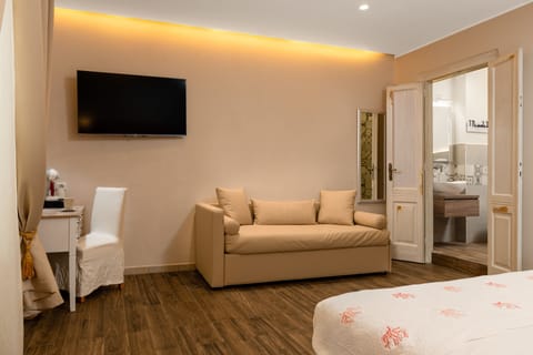 Superior Room | In-room safe, iron/ironing board, free WiFi