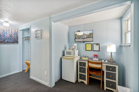 Room, 1 Queen Bed | 1 bedroom, free WiFi