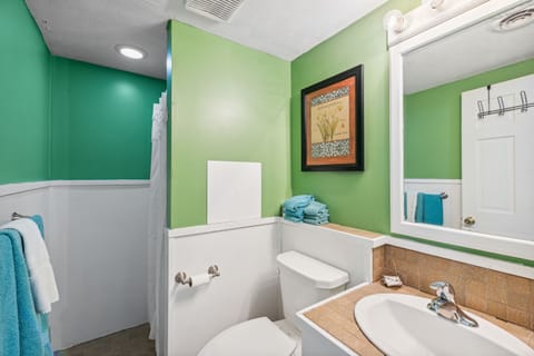 Room, 1 Queen Bed | Bathroom