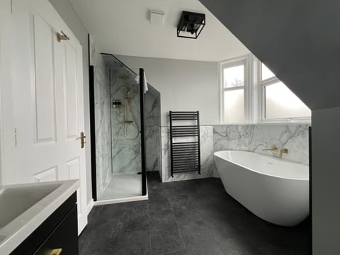 Standard Twin Room, 2 Twin Beds | Bathroom | Designer toiletries, hair dryer, towels, soap