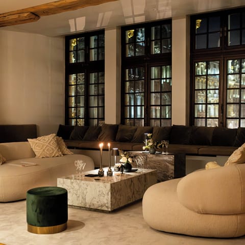 Smart TV, fireplace, Netflix, streaming services