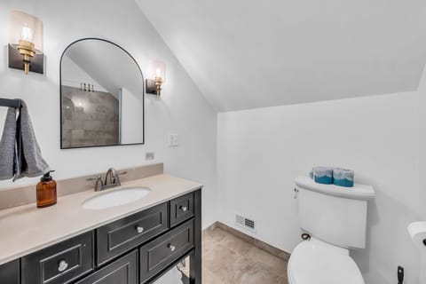 Upstairs Full Bath (1)