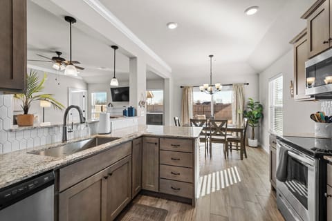 Fully stocked kitchen & dining for 6!