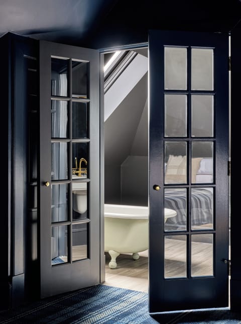 Loft Suite 1-Bedroom | Bathroom | Designer toiletries, hair dryer, bathrobes, towels