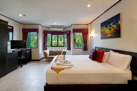 Superior Room, 1 King Bed | In-room safe, desk, laptop workspace, blackout drapes
