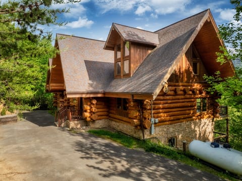 Parking area for 6+ vehicles