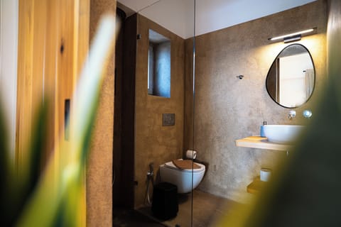 Shower, rainfall showerhead, free toiletries, hair dryer