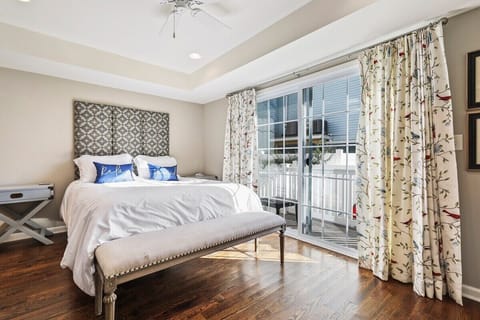 (Master Bedroom) Just 1 block to the beach + 5 badges included