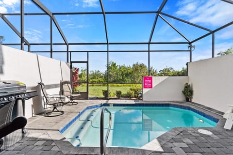 Stunning Private splash pool of the Townhouse in Davenport Florida - Dive into a refreshing poolside escape - Grilling station for an outside dining experience