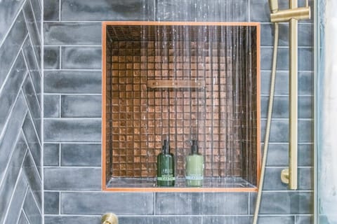 Superior Triple Room | Bathroom | Separate tub and shower, rainfall showerhead, free toiletries, bathrobes