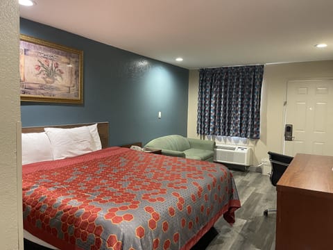 Basic Room, 1 King Bed | 1 bedroom, free WiFi, bed sheets