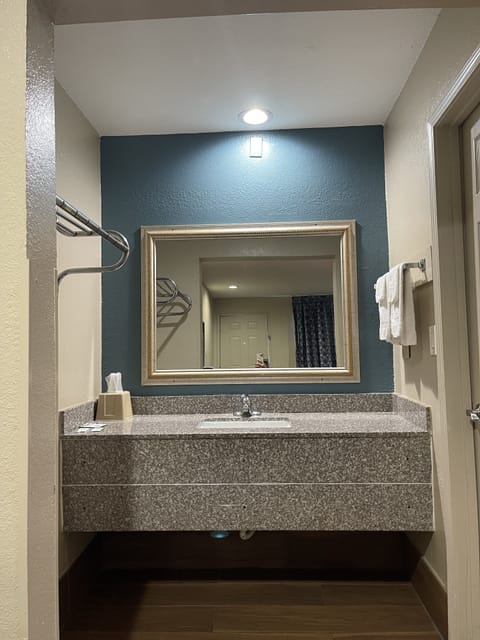 Basic Room, 1 King Bed | Bathroom | Towels