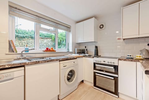 The Old Sweet Shop Kitchen - StayCotswold