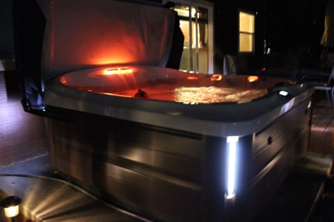 Ejoy your evening with friends in our new hot tub