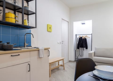 Classic Room | Private kitchen | Fridge, stovetop, coffee/tea maker, cookware/dishes/utensils