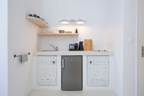 Apartment | Private kitchen | Mini-fridge, espresso maker, coffee/tea maker, electric kettle