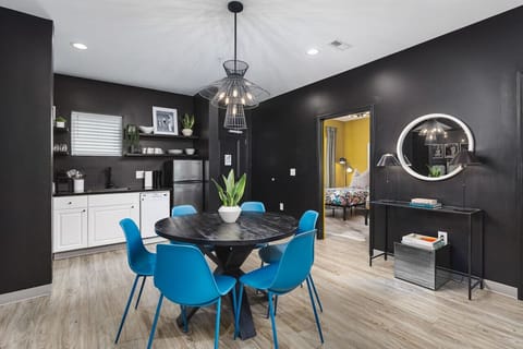 Seating for 6 at the dining table. Fully equipped kitchen!